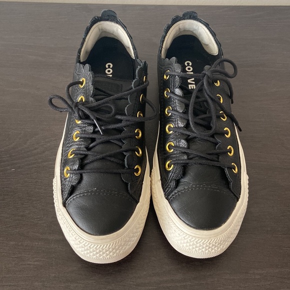 Women Converse size 7 black leather sneakers( runs 1/2 size bigger) - Picture 5 of 9